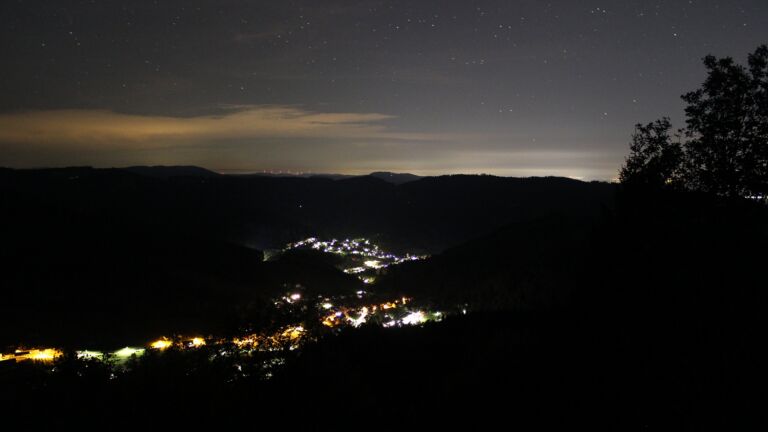 Dieses Bild zeigt eine Webcam-Aufnahme vom Achertal, aufgenommen am Freitag, den 16.10.2026 um 03:00 Uhr. Die Temperatur betrug 14.2°C.