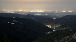 Dieses Bild zeigt eine Webcam-Aufnahme vom Achertal, aufgenommen am Donnerstag, den 02.04.2026 um 23:30 Uhr. Die Temperatur betrug 3.9°C.