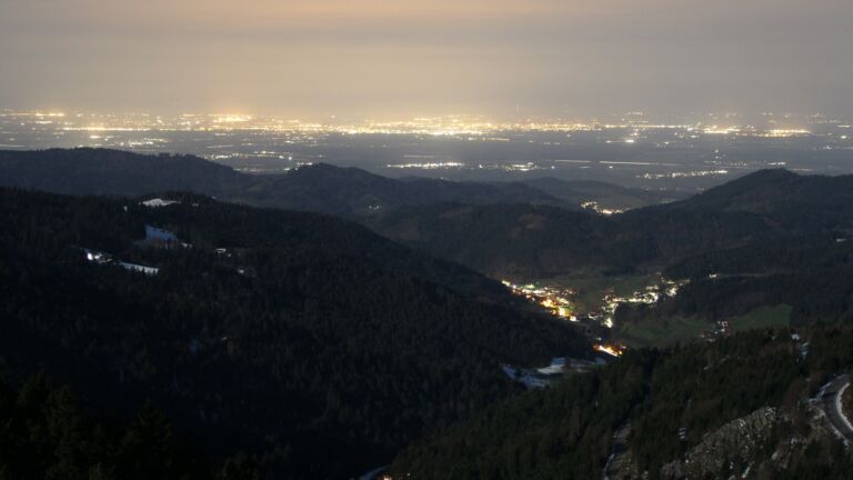 Dieses Bild zeigt eine Webcam-Aufnahme vom Achertal, aufgenommen am Donnerstag, den 02.04.2026 um 23:30 Uhr. Die Temperatur betrug 3.9°C.