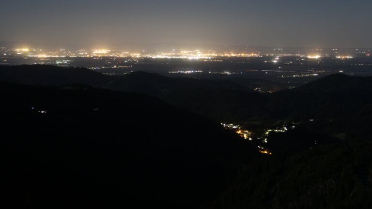 Dieses Bild zeigt eine Webcam-Aufnahme vom Achertal, aufgenommen am Freitag, den 16.05.2025 um 03:10 Uhr. Die Temperatur betrug 5.3°C.