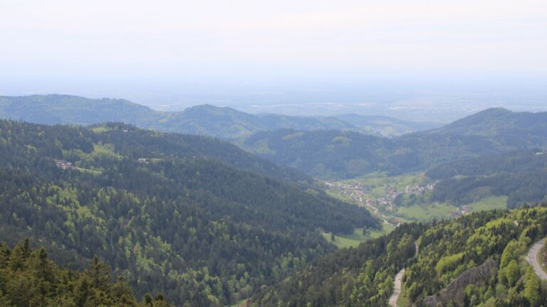 Dieses Bild zeigt eine Webcam-Aufnahme vom Achertal, aufgenommen am Dienstag, den 28.04.2026 um 16:10 Uhr. Die Temperatur betrug 15.2°C.