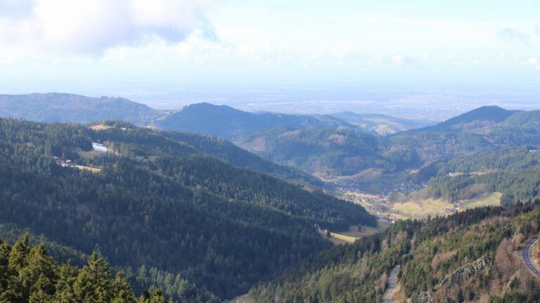 Dieses Bild zeigt eine Webcam-Aufnahme vom Achertal, aufgenommen am Samstag, den 07.02.2026 um 13:20 Uhr. Die Temperatur betrug 9.7°C.