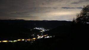 Dieses Bild zeigt eine Webcam-Aufnahme vom Achertal, aufgenommen am Montag, den 18.05.2026 um 03:40 Uhr. Die Temperatur betrug 10.5°C.