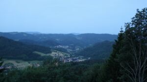Dieses Bild zeigt eine Webcam-Aufnahme vom Achertal, aufgenommen am Sonntag, den 31.05.2026 um 05:00 Uhr. Die Temperatur betrug 21.4°C.