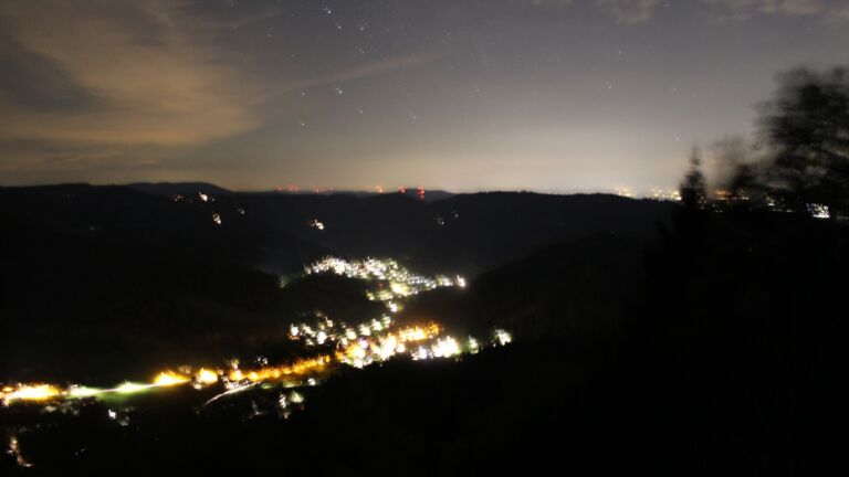 Dieses Bild zeigt eine Webcam-Aufnahme vom Achertal, aufgenommen am Dienstag, den 06.10.2026 um 22:00 Uhr. Die Temperatur betrug 17.1°C.