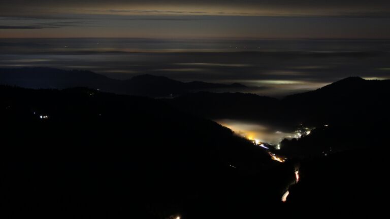 Dieses Bild zeigt eine Webcam-Aufnahme vom Achertal, aufgenommen am Samstag, den 08.11.2025 um 18:30 Uhr. Die Temperatur betrug 6.6°C.