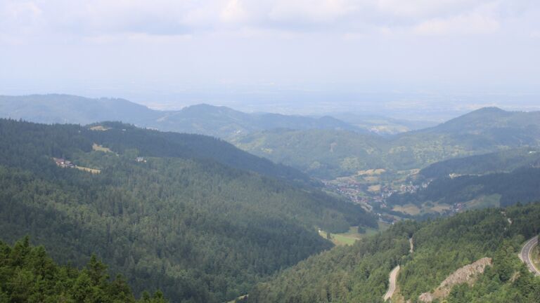 Dieses Bild zeigt eine Webcam-Aufnahme vom Achertal, aufgenommen am Montag, den 23.06.2025 um 10:30 Uhr. Die Temperatur betrug 18°C.