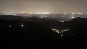 Dieses Bild zeigt eine Webcam-Aufnahme vom Achertal, aufgenommen am Freitag, den 14.11.2025 um 21:00 Uhr. Die Temperatur betrug 13.8°C.