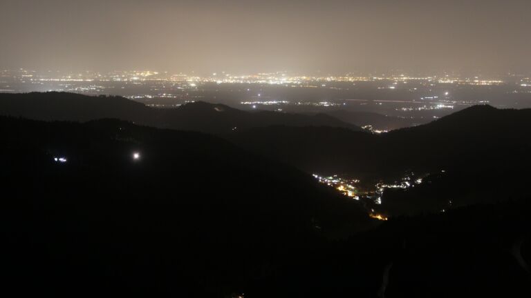 Dieses Bild zeigt eine Webcam-Aufnahme vom Achertal, aufgenommen am Freitag, den 14.11.2025 um 21:00 Uhr. Die Temperatur betrug 13.8°C.