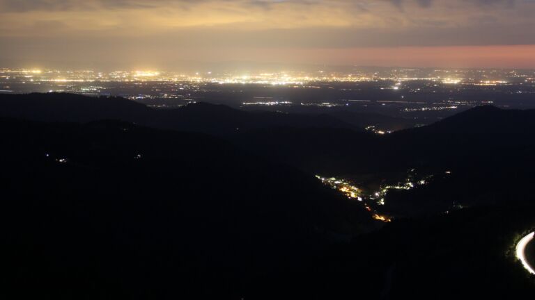 Dieses Bild zeigt eine Webcam-Aufnahme vom Achertal, aufgenommen am Freitag, den 16.05.2025 um 22:30 Uhr. Die Temperatur betrug 8.7°C.