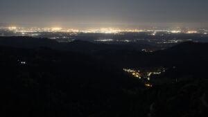 Dieses Bild zeigt eine Webcam-Aufnahme vom Achertal, aufgenommen am Samstag, den 25.04.2026 um 00:30 Uhr. Die Temperatur betrug 10.5°C.