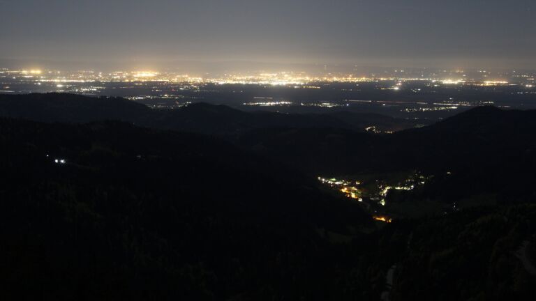 Dieses Bild zeigt eine Webcam-Aufnahme vom Achertal, aufgenommen am Samstag, den 25.04.2026 um 00:30 Uhr. Die Temperatur betrug 10.5°C.