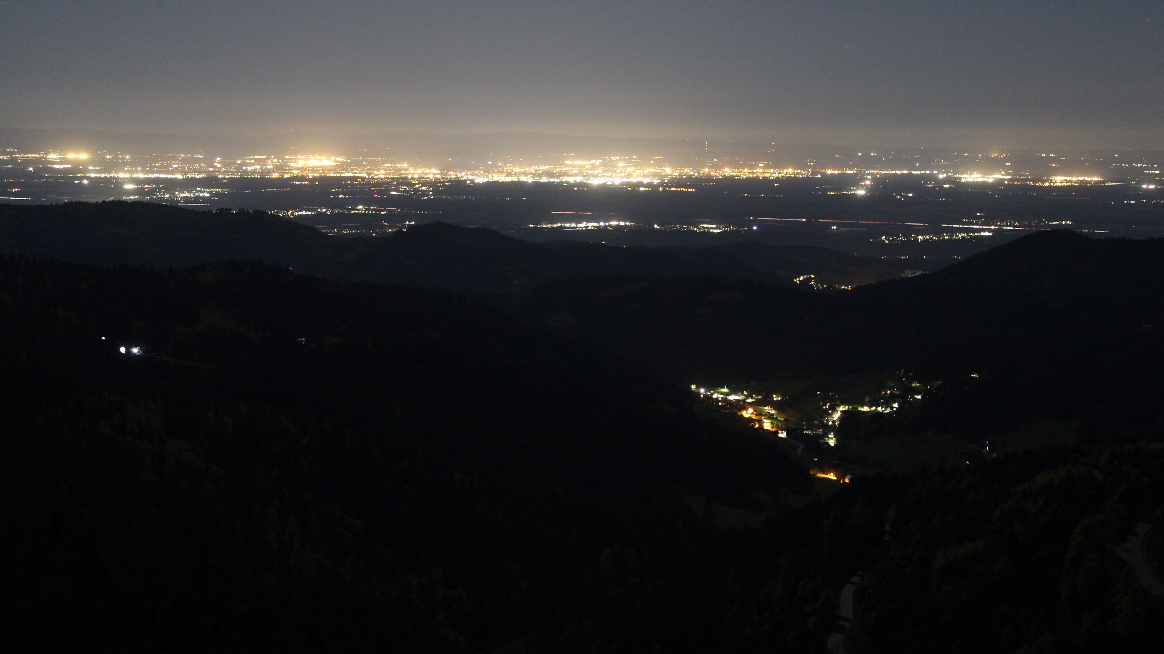 Dieses Bild zeigt eine Webcam-Aufnahme vom Achertal, aufgenommen am Samstag, den 25.04.2026 um 00:30 Uhr. Die Temperatur betrug 10.5°C.