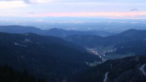 Dieses Bild zeigt eine Webcam-Aufnahme vom Achertal, aufgenommen am Sonntag, den 05.04.2026 um 20:30 Uhr. Die Temperatur betrug 6.9°C.