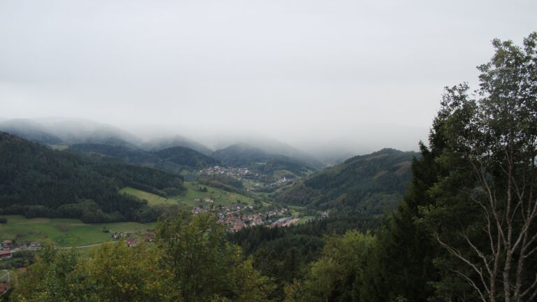 Dieses Bild zeigt eine Webcam-Aufnahme vom Achertal, aufgenommen am Dienstag, den 13.10.2026 um 18:00 Uhr. Die Temperatur betrug 11.8°C.