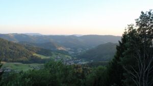 Dieses Bild zeigt eine Webcam-Aufnahme vom Achertal, aufgenommen am Samstag, den 11.07.2026 um 21:00 Uhr. Die Temperatur betrug 25.2°C.