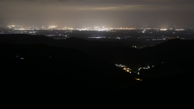 Dieses Bild zeigt eine Webcam-Aufnahme vom Achertal, aufgenommen am Dienstag, den 27.05.2025 um 03:30 Uhr. Die Temperatur betrug 8.2°C.