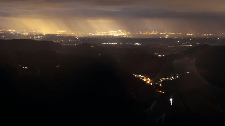 Dieses Bild zeigt eine Webcam-Aufnahme vom Achertal, aufgenommen am Sonntag, den 25.05.2025 um 22:20 Uhr. Die Temperatur betrug 9.9°C.