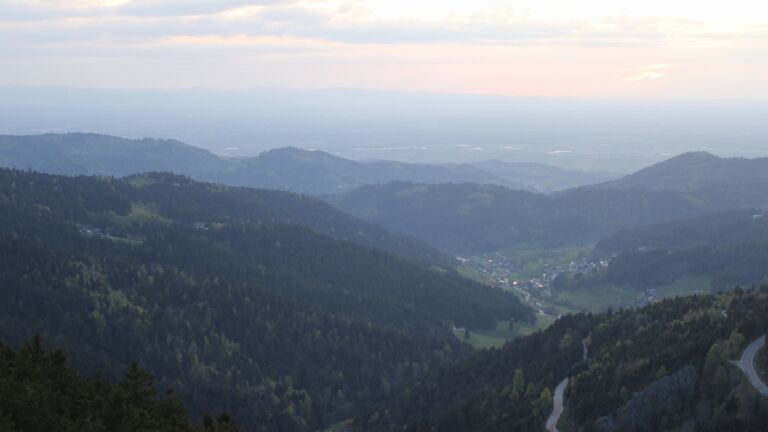 Dieses Bild zeigt eine Webcam-Aufnahme vom Achertal, aufgenommen am Samstag, den 18.04.2026 um 20:20 Uhr. Die Temperatur betrug 12.4°C.