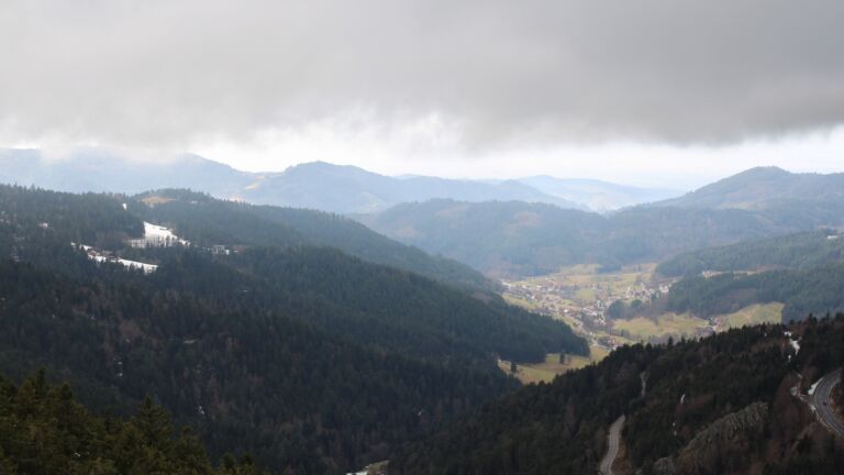 Dieses Bild zeigt eine Webcam-Aufnahme vom Achertal, aufgenommen am Sonntag, den 01.02.2026 um 14:30 Uhr. Die Temperatur betrug 4.1°C.