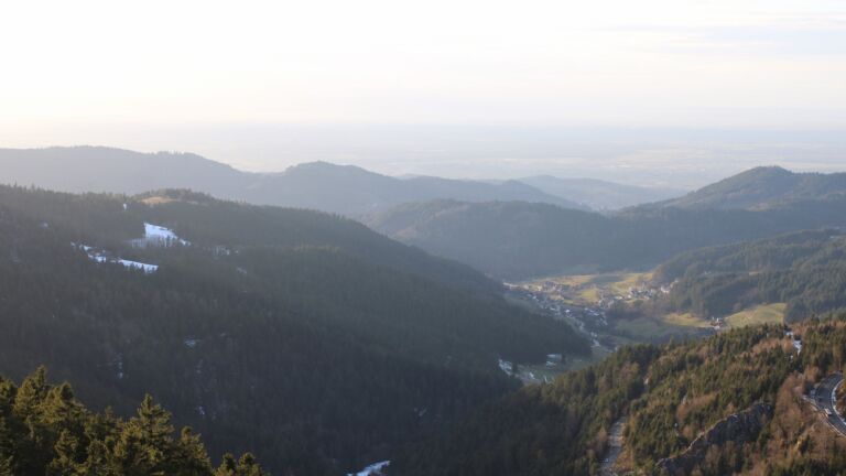 Dieses Bild zeigt eine Webcam-Aufnahme vom Achertal, aufgenommen am Freitag, den 16.01.2026 um 16:00 Uhr. Die Temperatur betrug 9.3°C.