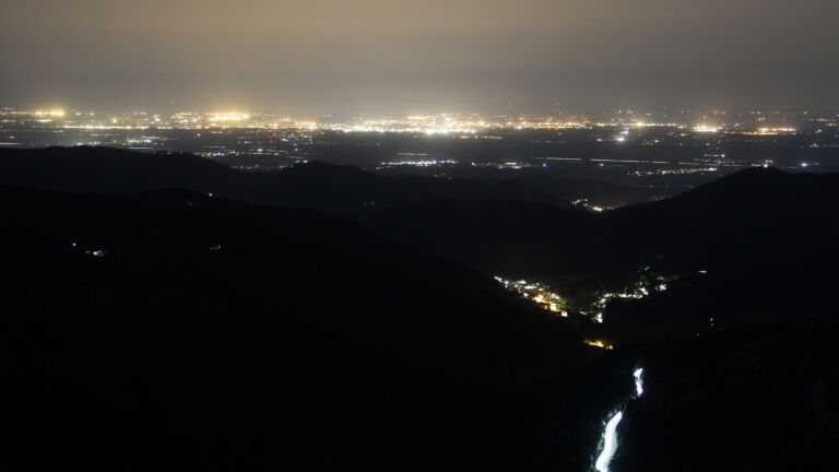 Dieses Bild zeigt eine Webcam-Aufnahme vom Achertal, aufgenommen am Freitag, den 02.05.2025 um 23:30 Uhr. Die Temperatur betrug 17.2°C.