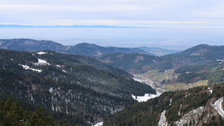 Dieses Bild zeigt eine Webcam-Aufnahme vom Achertal, aufgenommen am Sonntag, den 23.11.2025 um 11:10 Uhr. Die Temperatur betrug 0°C.