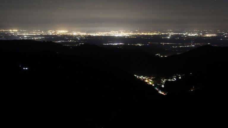 Dieses Bild zeigt eine Webcam-Aufnahme vom Achertal, aufgenommen am Donnerstag, den 16.04.2026 um 23:00 Uhr. Die Temperatur betrug 10.8°C.