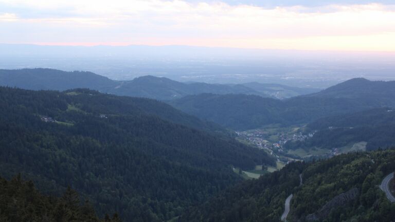 Dieses Bild zeigt eine Webcam-Aufnahme vom Achertal, aufgenommen am Freitag, den 16.05.2025 um 21:20 Uhr. Die Temperatur betrug 9.3°C.