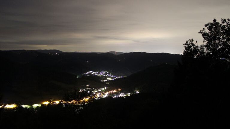 Dieses Bild zeigt eine Webcam-Aufnahme vom Achertal, aufgenommen am Dienstag, den 18.08.2026 um 22:30 Uhr. Die Temperatur betrug 16.1°C.