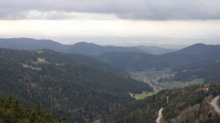 Dieses Bild zeigt eine Webcam-Aufnahme vom Achertal, aufgenommen am Dienstag, den 17.03.2026 um 15:50 Uhr. Die Temperatur betrug 5.6°C.