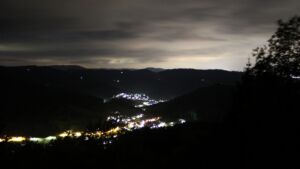 Dieses Bild zeigt eine Webcam-Aufnahme vom Achertal, aufgenommen am Freitag, den 15.05.2026 um 23:00 Uhr. Die Temperatur betrug 4.5°C.