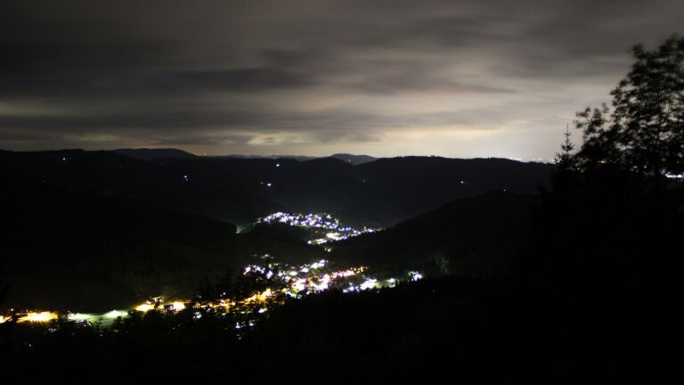 Dieses Bild zeigt eine Webcam-Aufnahme vom Achertal, aufgenommen am Freitag, den 15.05.2026 um 23:00 Uhr. Die Temperatur betrug 4.5°C.