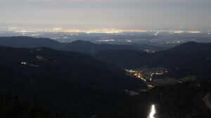 Dieses Bild zeigt eine Webcam-Aufnahme vom Achertal, aufgenommen am Dienstag, den 03.03.2026 um 03:30 Uhr. Die Temperatur betrug 7.6°C.