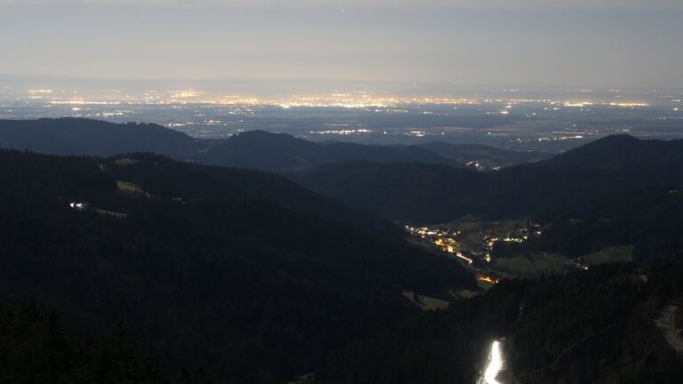 Dieses Bild zeigt eine Webcam-Aufnahme vom Achertal, aufgenommen am Dienstag, den 03.03.2026 um 03:30 Uhr. Die Temperatur betrug 7.6°C.