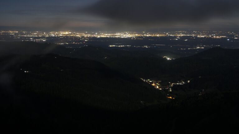 Dieses Bild zeigt eine Webcam-Aufnahme vom Achertal, aufgenommen am Dienstag, den 07.10.2025 um 20:20 Uhr. Die Temperatur betrug 7.9°C.