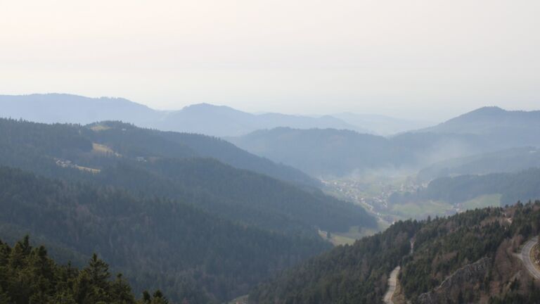 Dieses Bild zeigt eine Webcam-Aufnahme vom Achertal, aufgenommen am Freitag, den 06.03.2026 um 15:30 Uhr. Die Temperatur betrug 14.1°C.