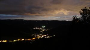 Dieses Bild zeigt eine Webcam-Aufnahme vom Achertal, aufgenommen am Freitag, den 28.08.2026 um 21:20 Uhr. Die Temperatur betrug 17.6°C.