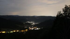 Dieses Bild zeigt eine Webcam-Aufnahme vom Achertal, aufgenommen am Mittwoch, den 05.08.2026 um 01:30 Uhr. Die Temperatur betrug 22.7°C.
