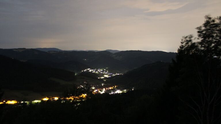 Dieses Bild zeigt eine Webcam-Aufnahme vom Achertal, aufgenommen am Mittwoch, den 05.08.2026 um 01:30 Uhr. Die Temperatur betrug 22.7°C.
