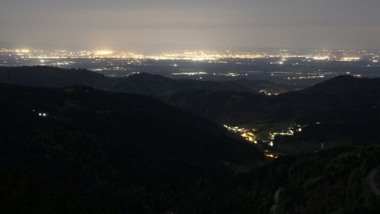 Dieses Bild zeigt eine Webcam-Aufnahme vom Achertal, aufgenommen am Montag, den 27.04.2026 um 23:00 Uhr. Die Temperatur betrug 9.9°C.