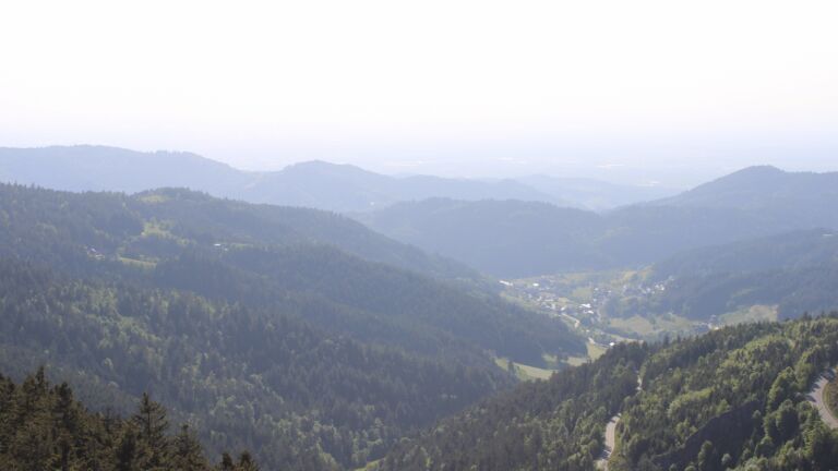 Dieses Bild zeigt eine Webcam-Aufnahme vom Achertal, aufgenommen am Donnerstag, den 15.05.2025 um 18:10 Uhr. Die Temperatur betrug 11°C.