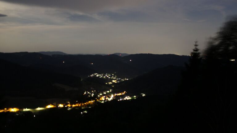 Dieses Bild zeigt eine Webcam-Aufnahme vom Achertal, aufgenommen am Freitag, den 26.06.2026 um 23:20 Uhr. Die Temperatur betrug 29.6°C.