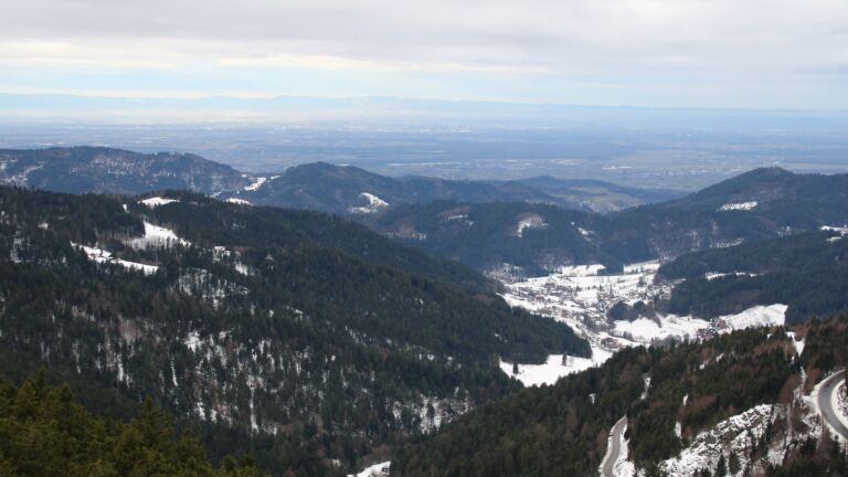 Dieses Bild zeigt eine Webcam-Aufnahme vom Achertal, aufgenommen am Dienstag, den 13.01.2026 um 09:30 Uhr. Die Temperatur betrug 4.4°C.