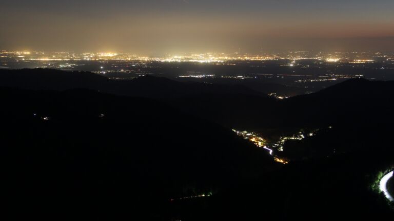 Dieses Bild zeigt eine Webcam-Aufnahme vom Achertal, aufgenommen am Mittwoch, den 14.05.2025 um 22:40 Uhr. Die Temperatur betrug 13.9°C.