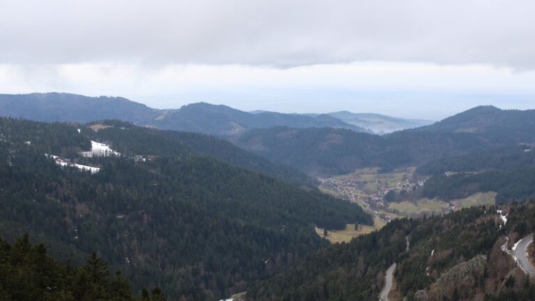 Dieses Bild zeigt eine Webcam-Aufnahme vom Achertal, aufgenommen am Sonntag, den 01.02.2026 um 13:00 Uhr. Die Temperatur betrug 3.4°C.