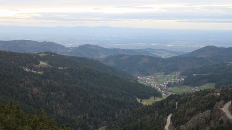 Dieses Bild zeigt eine Webcam-Aufnahme vom Achertal, aufgenommen am Freitag, den 13.03.2026 um 17:40 Uhr. Die Temperatur betrug 7.6°C.