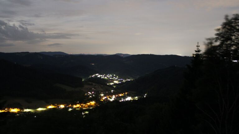 Dieses Bild zeigt eine Webcam-Aufnahme vom Achertal, aufgenommen am Dienstag, den 02.06.2026 um 00:30 Uhr. Die Temperatur betrug 16.8°C.