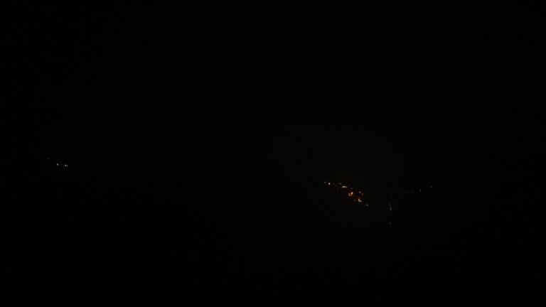 Dieses Bild zeigt eine Webcam-Aufnahme vom Achertal, aufgenommen am Dienstag, den 08.07.2025 um 03:50 Uhr. Die Temperatur betrug 7.7°C.