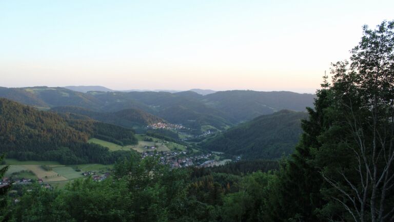 Dieses Bild zeigt eine Webcam-Aufnahme vom Achertal, aufgenommen am Donnerstag, den 28.05.2026 um 21:00 Uhr. Die Temperatur betrug 20.7°C.